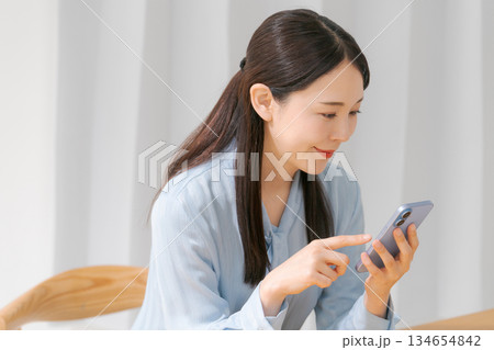 スマホを操作する若い女性 スマホを操作する若い女性 134654842