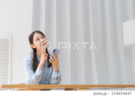スマホを操作する若い女性 134654847