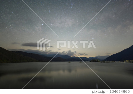 湖面と星空　秋元湖 134654960