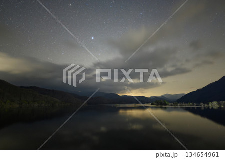 湖面と星空　秋元湖 134654961
