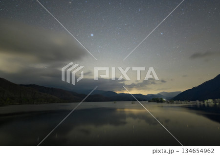 湖面と星空 秋元湖 湖面と星空 秋元湖 134654962