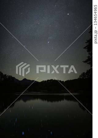 湖面と星空　毘沙門沼 134654965