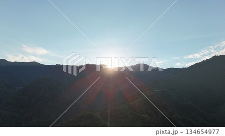 ＜空撮＞　山から差し込む朝日 134654977