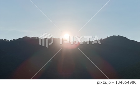 ＜空撮＞　山から差し込む朝日 134654980