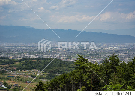 夏の山梨県南アルプス市の街並み 夏の山梨県南アルプス市の街並み 134655241