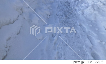 雪に覆われた道路 雪に覆われた道路 134655493