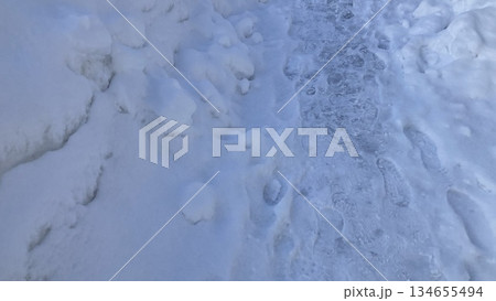 雪に覆われた道路 雪に覆われた道路 134655494