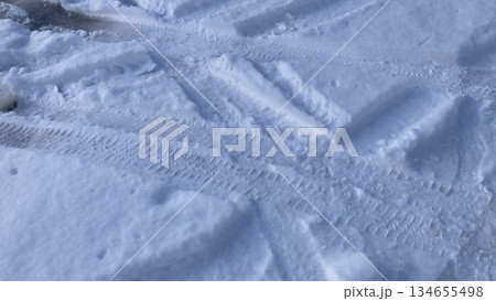 雪に覆われた道路 雪に覆われた道路 134655498