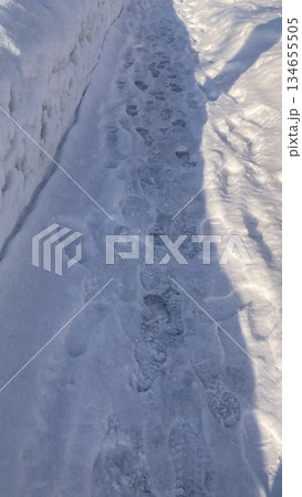 雪に覆われた道路 134655505