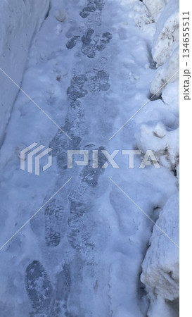 雪に覆われた道路 雪に覆われた道路 134655511