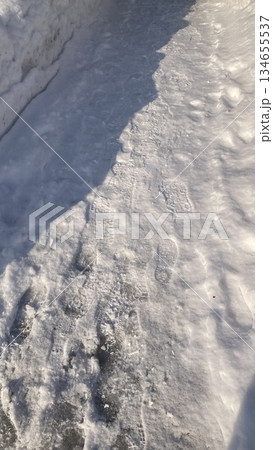 雪に覆われた道路 雪に覆われた道路 134655537