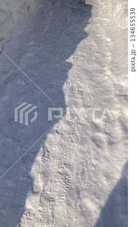 雪に覆われた道路 雪に覆われた道路 134655539
