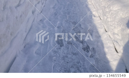 雪に覆われた道路 雪に覆われた道路 134655549