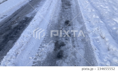 雪に覆われた道路 雪に覆われた道路 134655552