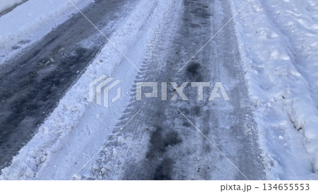 雪に覆われた道路 134655553