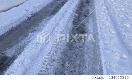 雪に覆われた道路 134655556