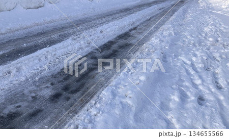 雪に覆われた道路 134655566