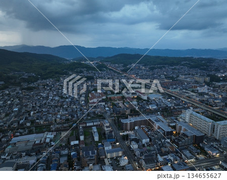 ＜空撮＞　伏見上空から見た東に向かう名神高速道路 134655627