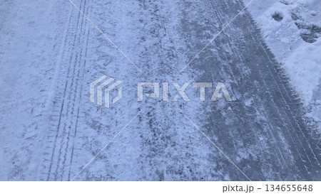 積雪のある道路 積雪のある道路 134655648