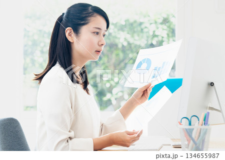 事務作業をする若い女性 134655987