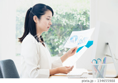 事務作業をする若い女性 134655988