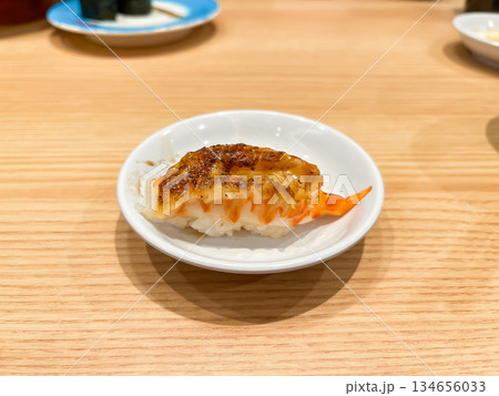 日本の寿司。茹でた海老とマヨネーズを炙った握り寿司。 日本の寿司。茹でた海老とマヨネーズを炙った握り寿司。 134656033