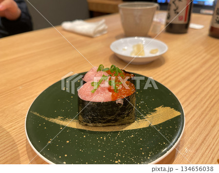 日本の寿司。マグロのねぎとろとイクラが乗った軍艦巻き寿司。 134656038