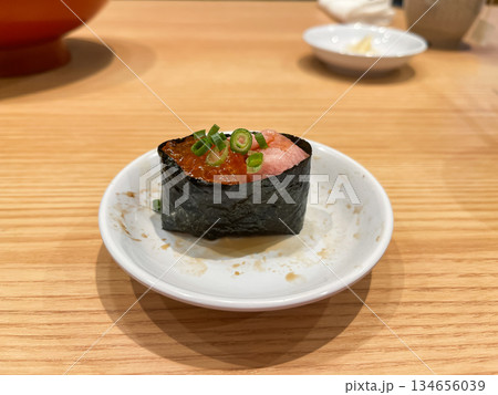 日本の寿司。マグロのねぎとろとイクラが乗った軍艦巻き寿司。 134656039