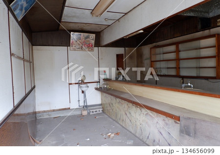 廃業した飲食店の店内 134656099