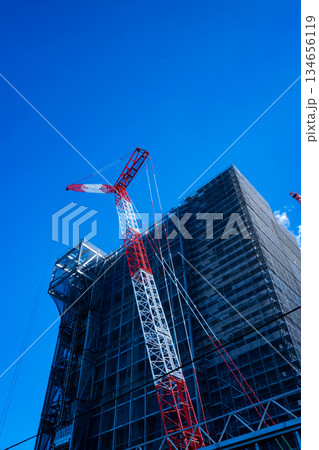 建設中の巨大建築物とクレーン　d-1 134656119