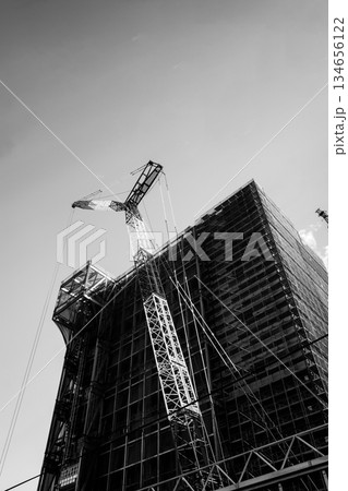 建設中の巨大建築物とクレーン　d-4 モノクロ 134656122
