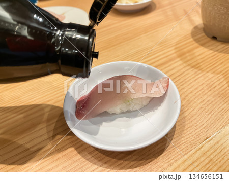 日本の寿司。新鮮な鰤のお刺身が乗ったブリ握り寿司。 日本の寿司。新鮮な鰤のお刺身が乗ったブリ握り寿司。 134656151