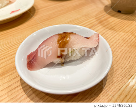 日本の寿司。新鮮な鰤のお刺身が乗ったブリ握り寿司。 日本の寿司。新鮮な鰤のお刺身が乗ったブリ握り寿司。 134656152