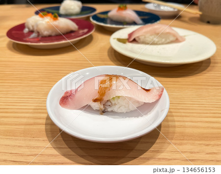 日本の寿司。新鮮な鰤のお刺身が乗ったブリ握り寿司など。 日本の寿司。新鮮な鰤のお刺身が乗ったブリ握り寿司など。 134656153
