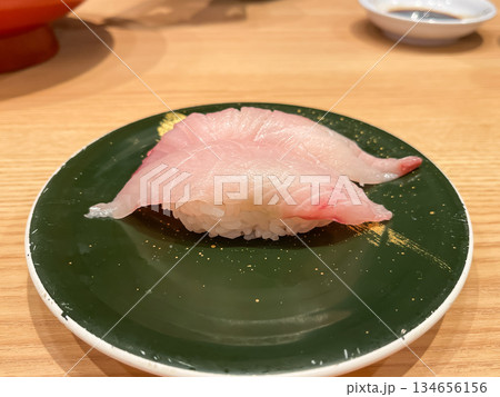 日本の寿司。新鮮なブリの握り寿司。 134656156