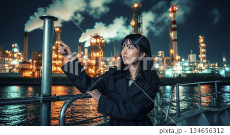 工場夜景クルーズを楽しむ女性 134656312