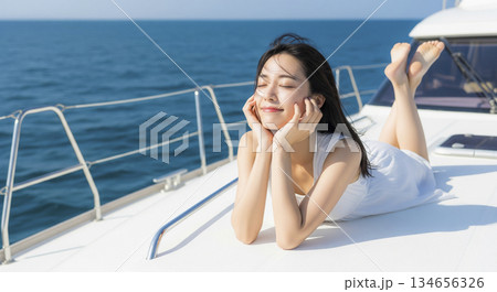 ヨットで日向ぼっこするシーン 134656326