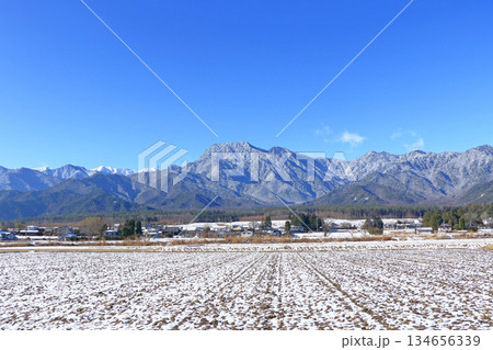 冬の安曇野　田園と北アルプス 134656339