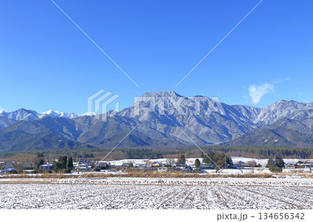 冬の安曇野　田園と北アルプス 134656342