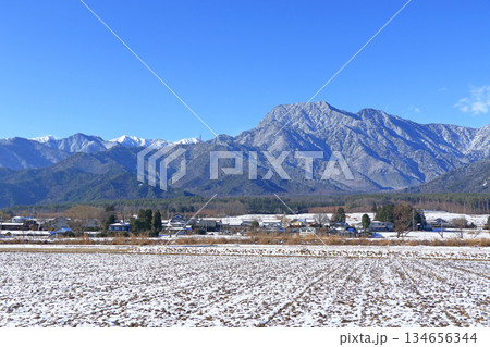 冬の安曇野　田園と北アルプス 134656344