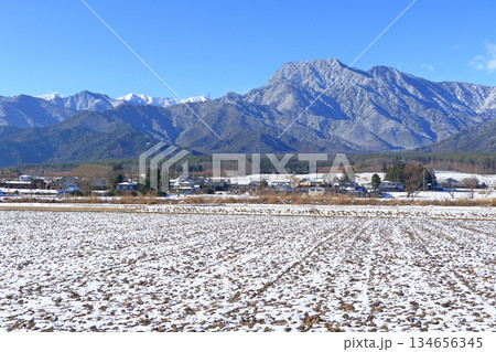 冬の安曇野　田園と北アルプス 134656345