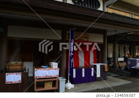 【東京・文京区】湯島天神の饅頭 134656387
