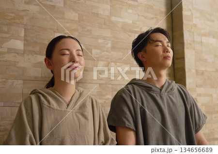 サウナをする若いカップル 134656689