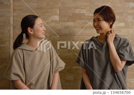 サウナをする女性　2人 134656700