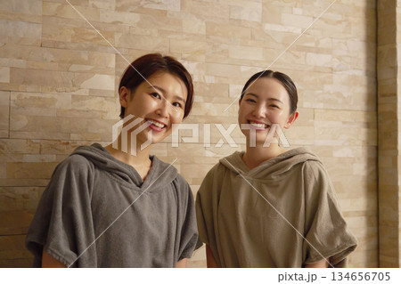サウナをする女性　2人 134656705