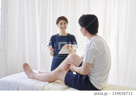 美容クリニックの問診を受ける男性 美容クリニックの問診を受ける男性 134656713