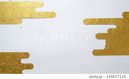 《AI画像》金色の飾り付けをした白い和紙 134657120