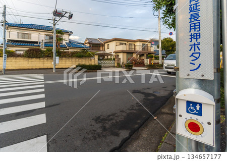 青信号延長ボタン　バリアフリー 134657177