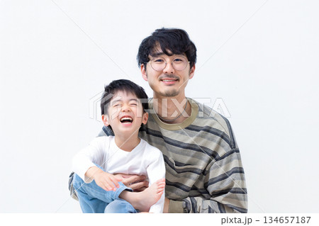 ファミリー 男の子とお父さんのポートレート ファミリー 男の子とお父さんのポートレート 134657187