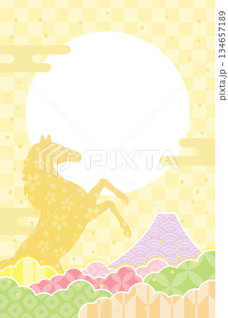 2026年午年の年賀状 干支の馬と富士山の背景とフレーム 金色 2026年午年の年賀状 干支の馬と富士山の背景とフレーム 金色 134657189